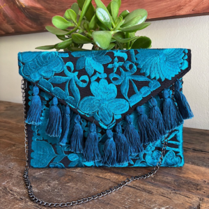 Pochette con ricami in filo di seta con tracolla rimovibile