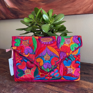 Pochette con ricami in filo di seta con tracolla rimovibile