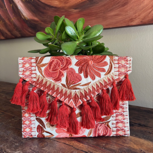 Pochette con ricami in filo di seta con tracolla rimovibile