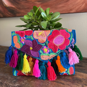 Pochette con ricami in filo di seta con tracolla rimovibile