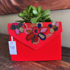 Pochette con ricami in filo di seta con tracolla rimovibile